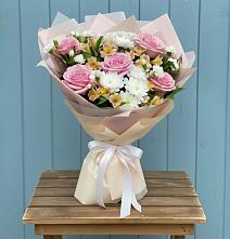 Букет цветов из:  Гвоздики, Орхидеи и Розы в Мошенское