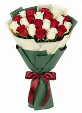 Букет Микс из красных и белых роз в Мошенское