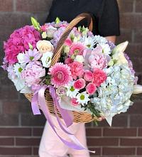 Композиция солнечный день в Мошенское Цветочная композиция из Розы, Хризантемы, Пионы и Лизиантусы в корзине в Мошенское