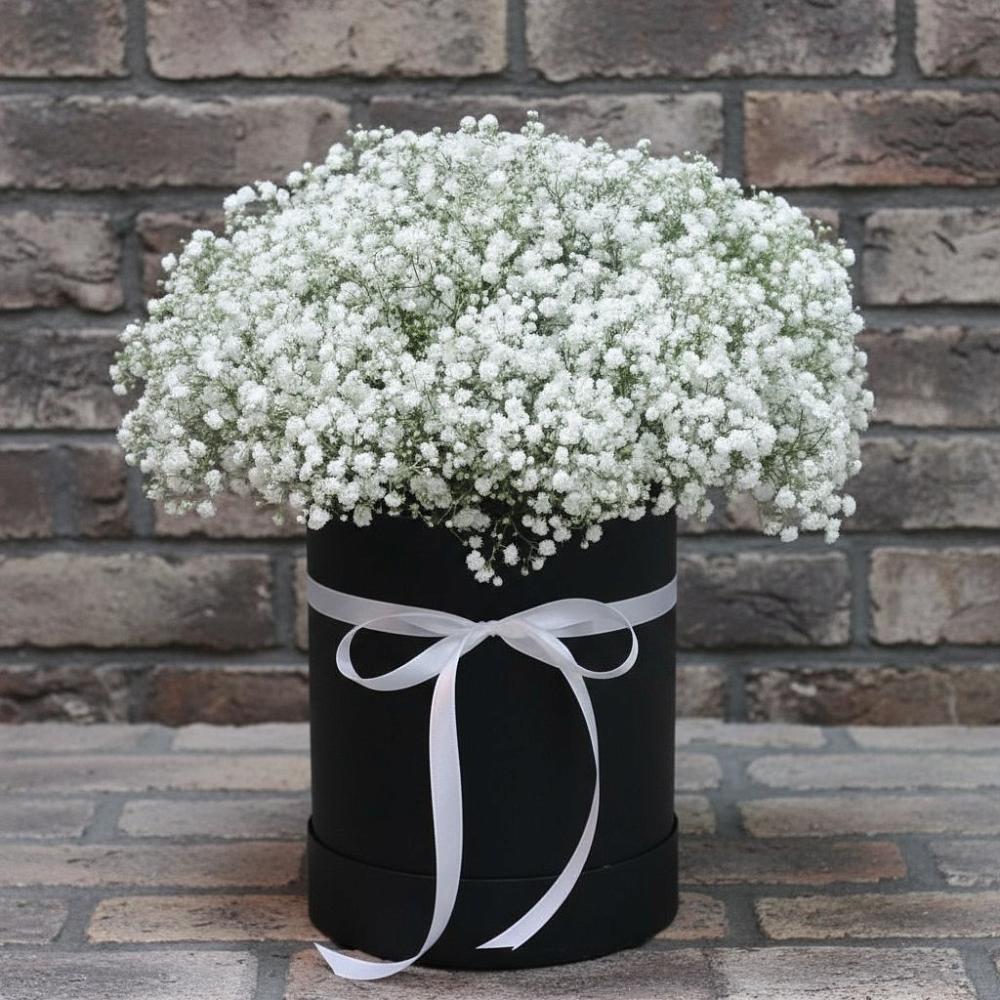 Цветочная композиция из Гипсофила в шляпной коробке в Мошенское