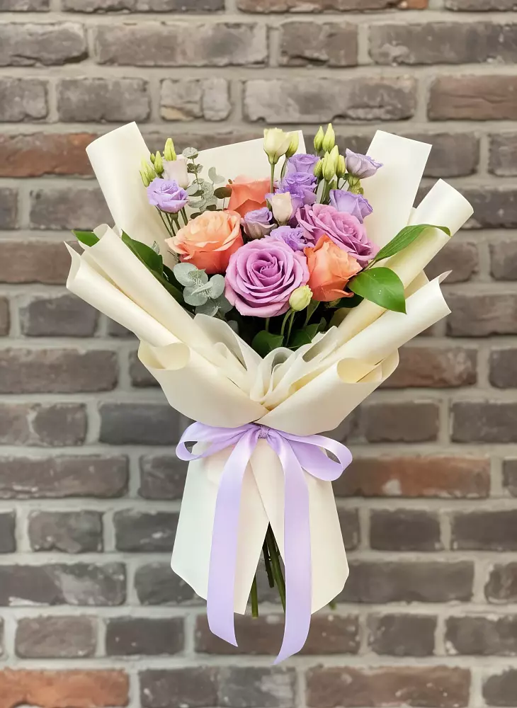 Букет цветов из: Лизиантусы и Розы в Мошенское