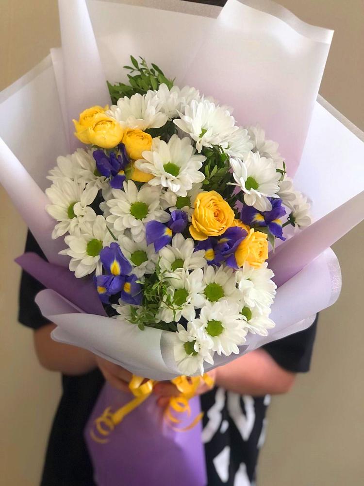 Букет цветов из: Ирисы, Хризантемы и Розы в Мошенское