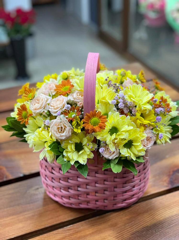 Цветочная композиция из Хризантемы и Розы в корзине в Мошенское