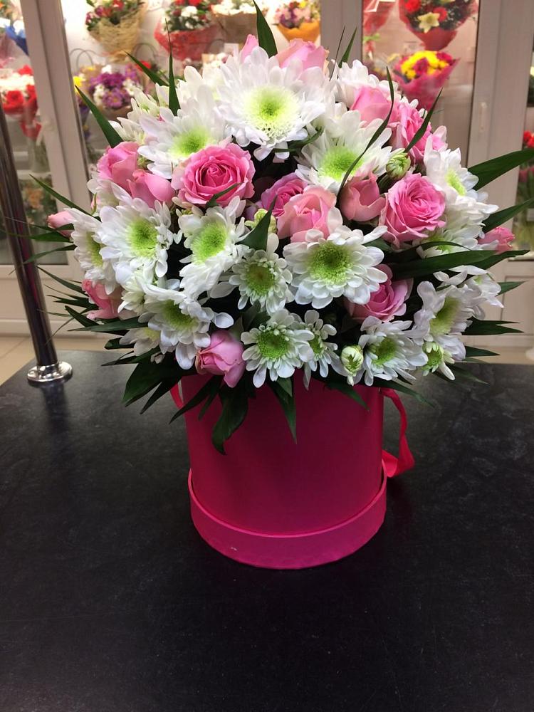 Цветочная композиция из Розы и Хризантемы в шляпной коробке в Мошенское