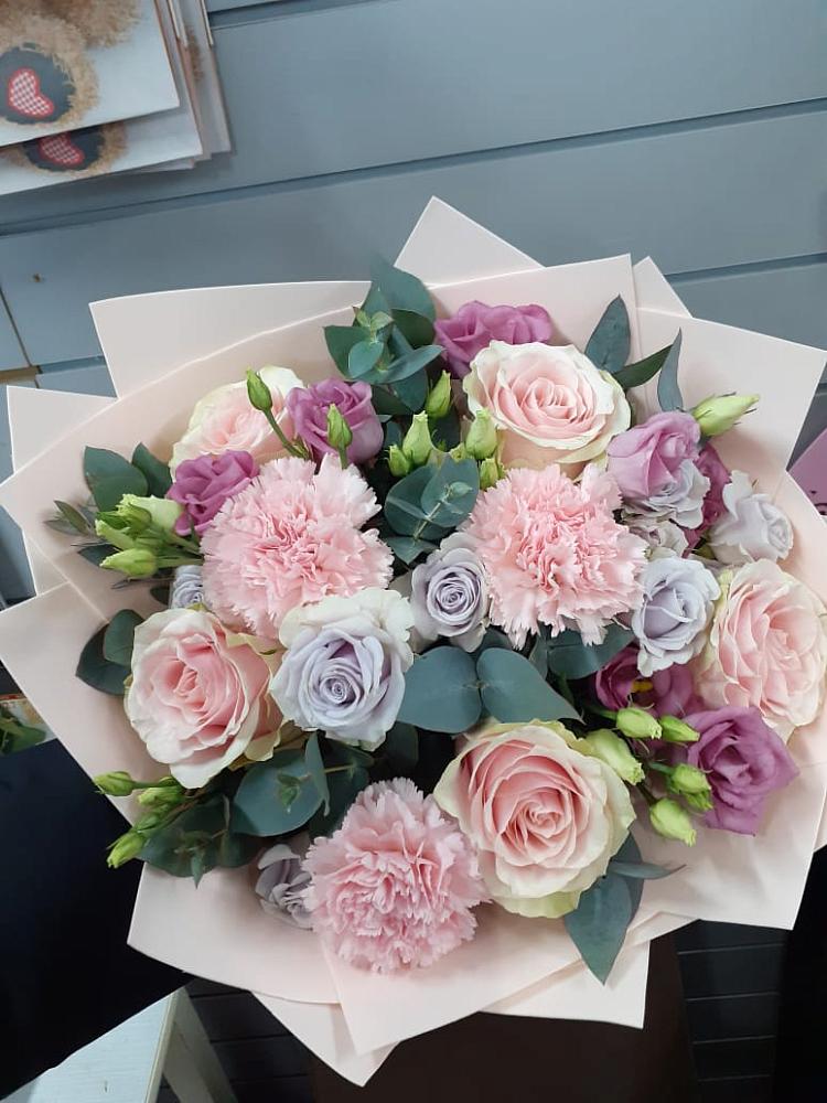 Букет цветов из: Розы, Гвоздики и Лизиантусы в Мошенское